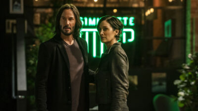 Keanu Reeves e Carrie-Anne Moss em Matrix Resurrections (2021), filme da TV Globo na Tela Quente