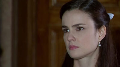 Mariquinha (Carolina Kasting) em cena da novela Cabocla