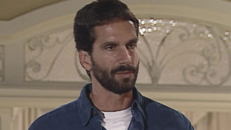 Miguel (Victor Fasano) em cena da novela Cara e Coroa