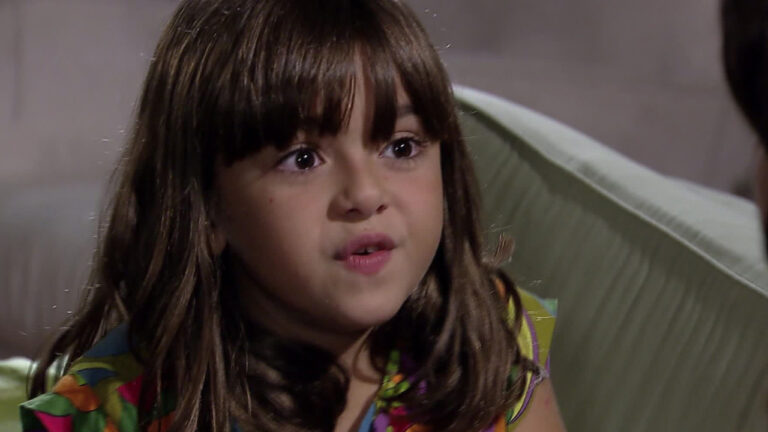 Klara Castanho como Rafaela em Viver a Vida