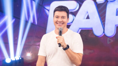 Rodrigo Faro no palco do programa Hora do Faro, na Record