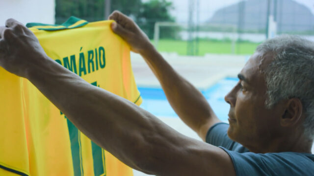 Jogador Romário segura a camisa 20 da Seleção Brasileira no documentário Romário, o Cara, da Max, que será exibido pela Band