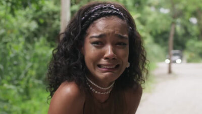 Tati (Bia Santana) chorando em lugar ermo em cena de Volta por Cima
