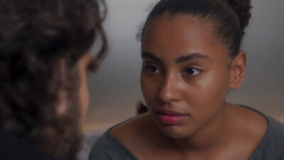 Mavi (Chay Suede) e Viola (Gabz) em cena da novela Mania de Você