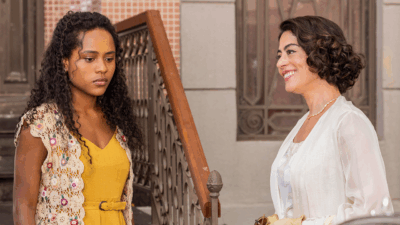 Beatriz (Duda Santos) e Clarice (Carol Castro) em cena da novela Garota do Momento
