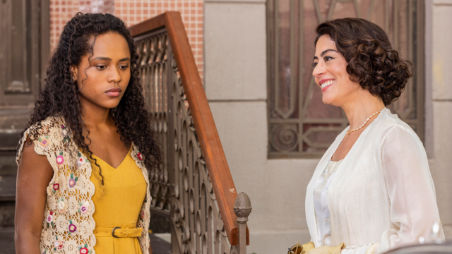 Beatriz (Duda Santos) e Clarice (Carol Castro) em cena da novela Garota do Momento