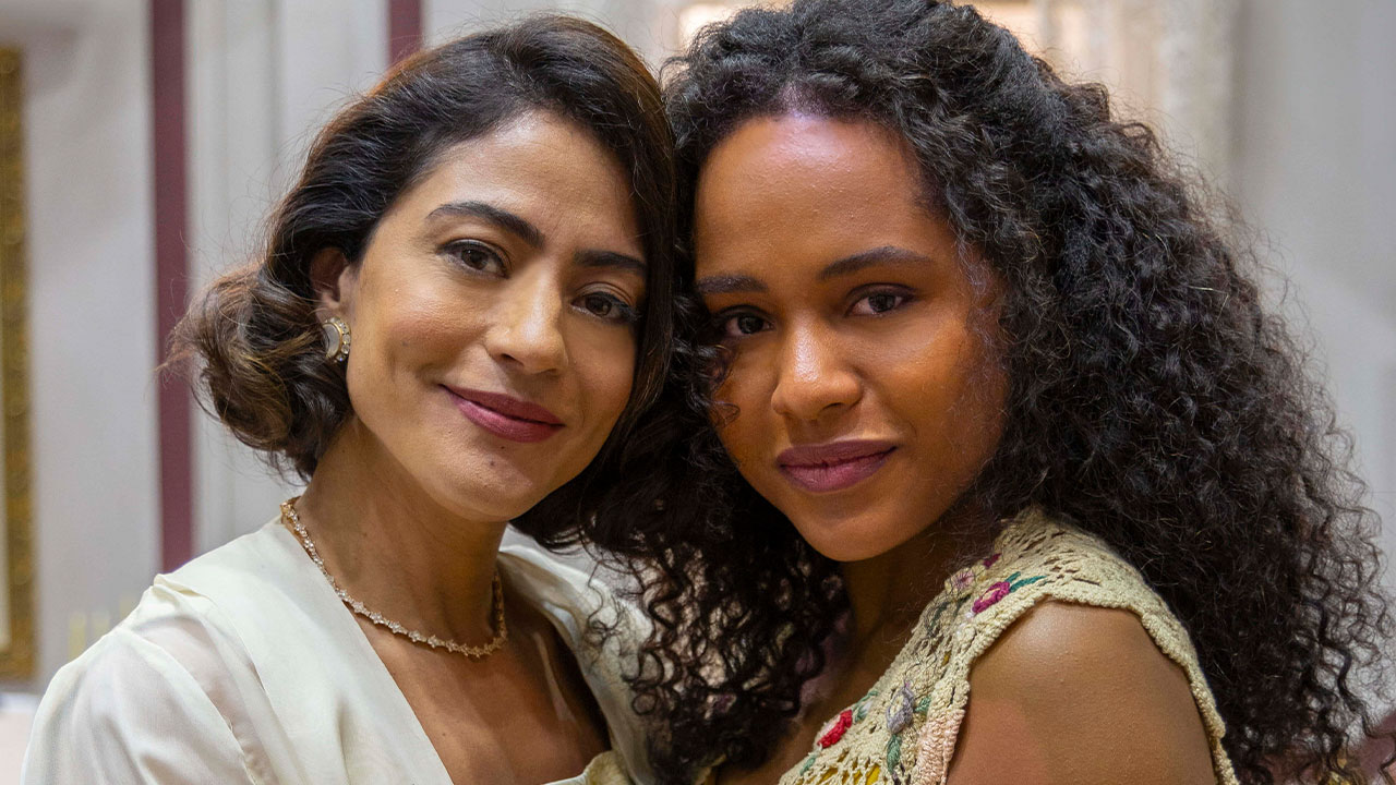 Clarice (Carol Castro) e Beatriz (Duda Santos) na novela Garota do Momento