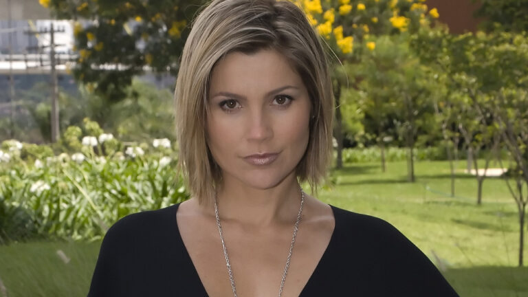 Flávia Alessandra como Dafne na novela Caras e Bocas
