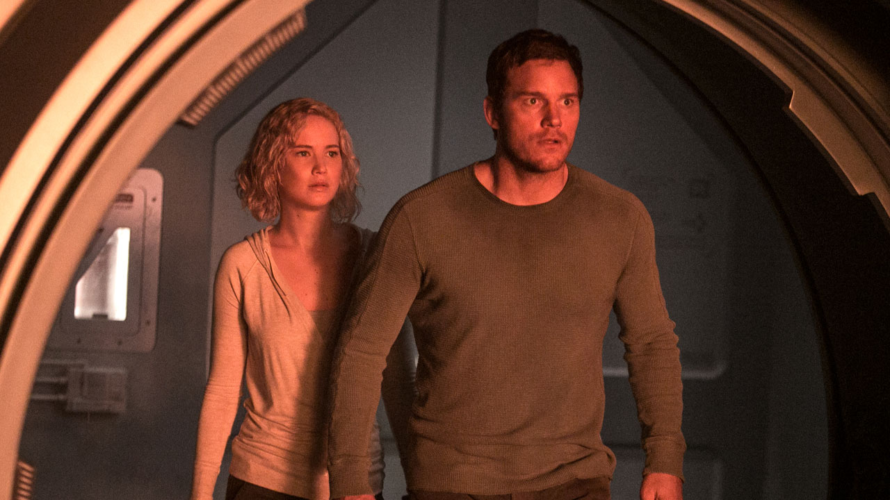 Jennifer Lawrence e Chris Pratt em Passageiros (2016), filme que está na programação de filmes da Record nesta semana