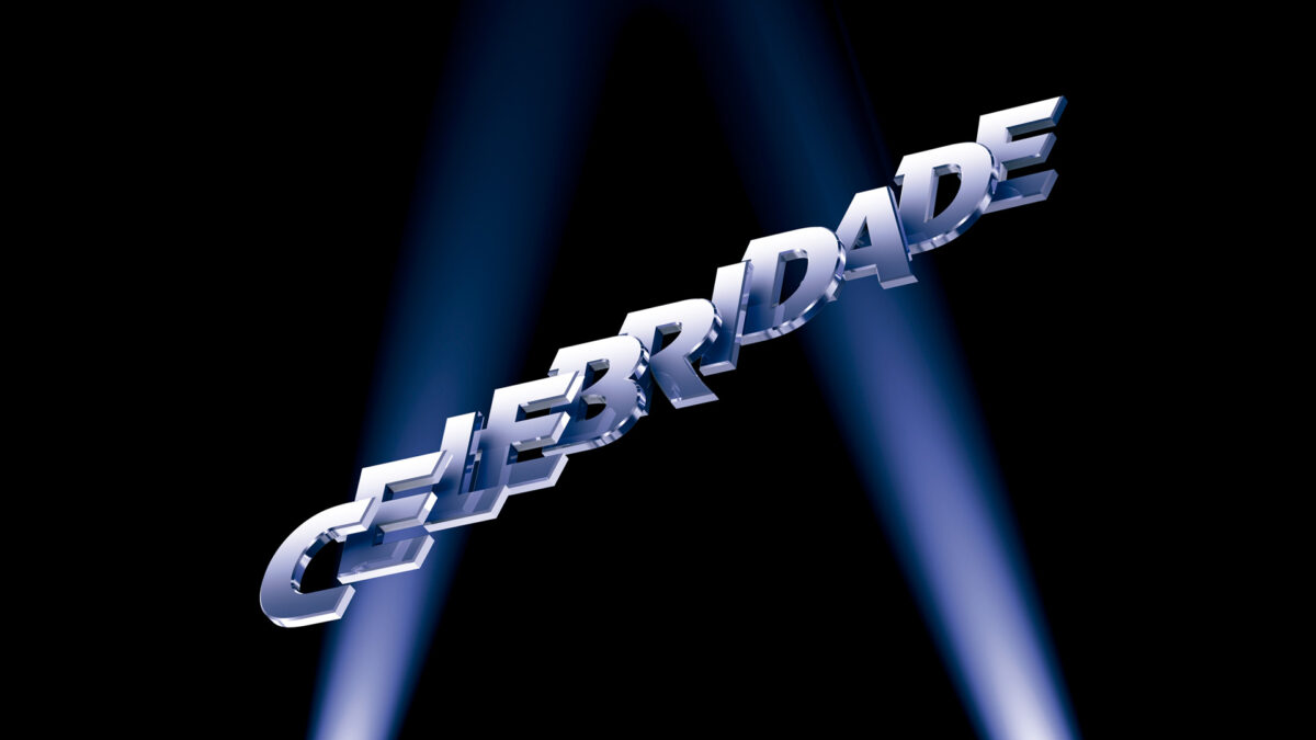 Logotipo da novela Celebridade com letras metálicas inclinadas sob fundo preto e dois holofotes azuis iluminando a cena