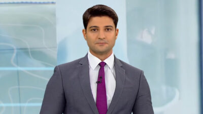 Rafael Algarte, apresentador da Record News, durante o programa Record News Séries