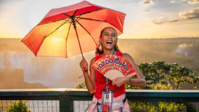 Raquel (Taís Araujo) com as cataratas de Foz do Iguaçu ao fundo em cena de Vale Tudo