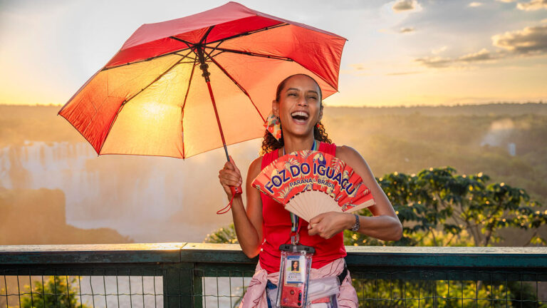 Raquel (Taís Araujo) com as cataratas de Foz do Iguaçu ao fundo em cena de Vale Tudo