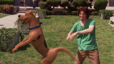 Scooby e Salsicha (Nick Palatas) em Scooby-Doo! e a Maldição do Monstro do Lago, filme do SBT