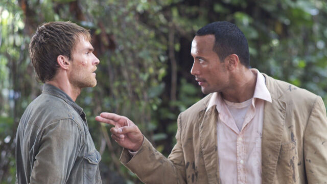 Seann William Scott e Dwayne Johnson em Bem-Vindo à Selva (2003), filme da programação da Band