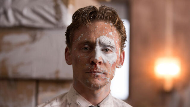 Tom Hiddleston no filme No Topo do Poder (2015), que será exibido na programação de filmes da Band