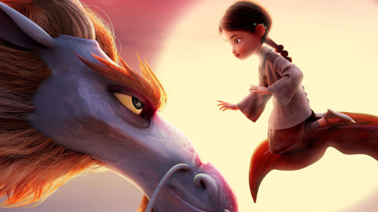 Uma cena do filme A Menina e o Dragão (2024) mostra uma garota de roupas tradicionais sobre a cauda de um dragão, encarando-o enquanto a luz do pôr do sol ilumina o fundo