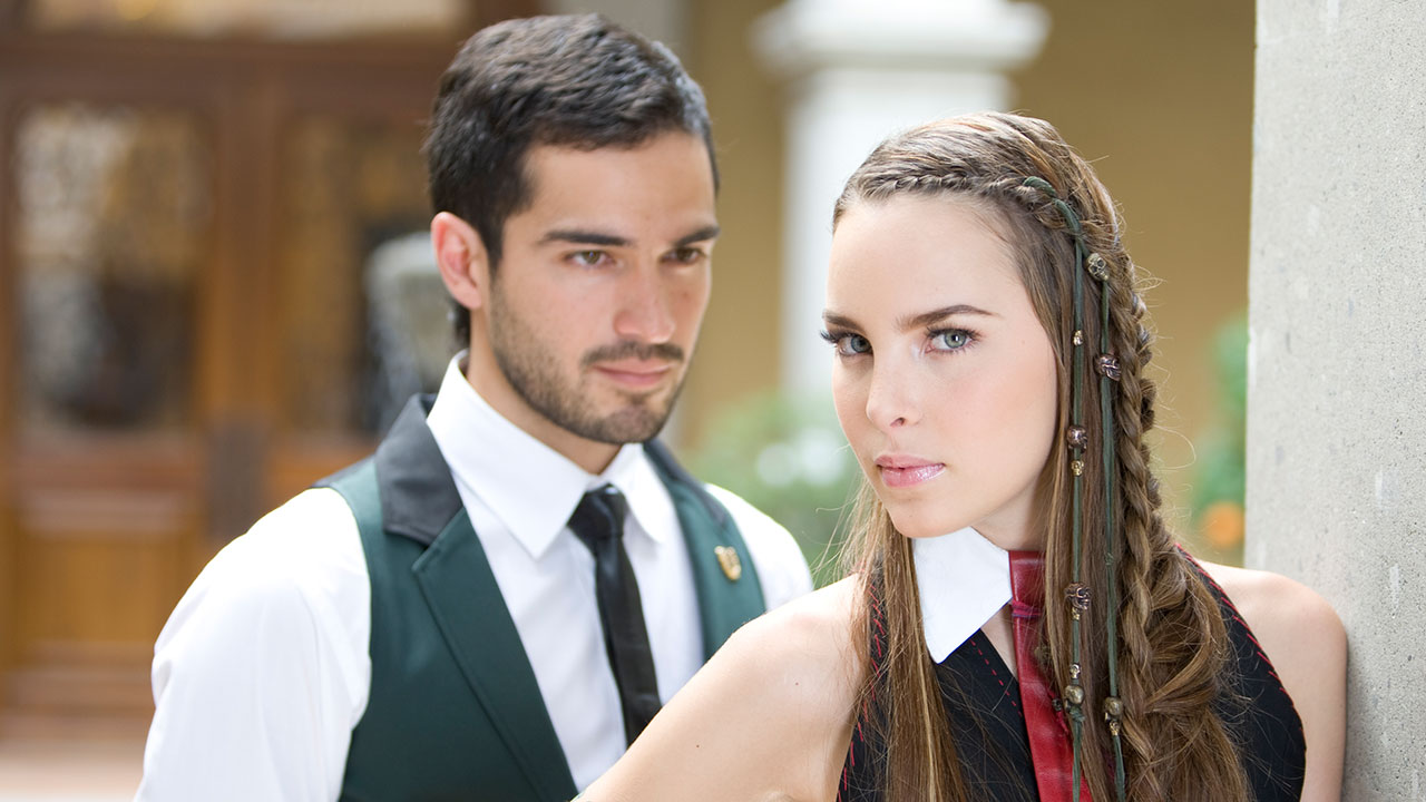 Alfonso Herrera e Belinda na novela Camaleões, que será exibida no +SBT