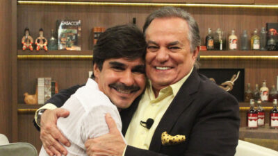 André Gonçalves e Ronnie Von abraçados no estúdio do programa Companhia Certa