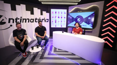 Anderson Abraços, Clayton Ferreira e Jeff Kayo no estúdio do programa Antimatéria da TV Cultura, sentados e sorrindo