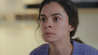 Bahar (Özge Özpirinçci) com expressão de raiva em cena da novela Força de Mulher