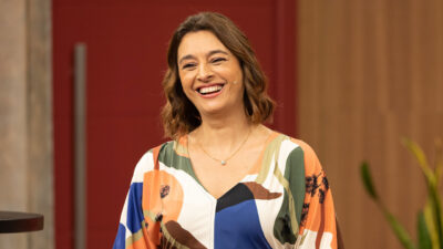 Catia Fonseca sorridente no estúdio do Melhor da Tarde