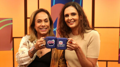 Cissa Guimarães e Marília Arrigoni segurando canecas da cor azul no cenário do Sem Censura