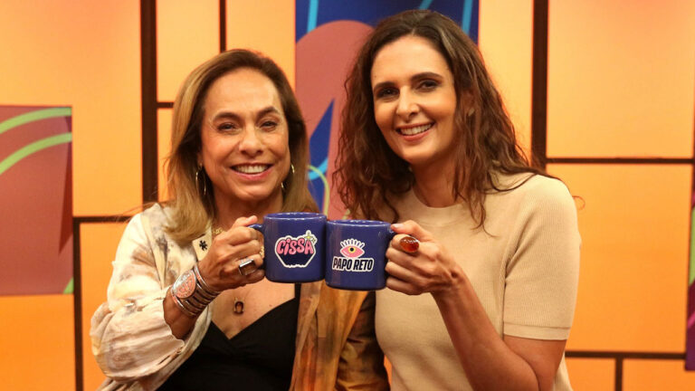 Cissa Guimarães e Marília Arrigoni segurando canecas da cor azul no cenário do Sem Censura