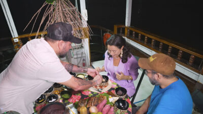 Daniela Filomeno durante viagem de barco no CNN Viagem & Gastronomia: Sabores do Brasil