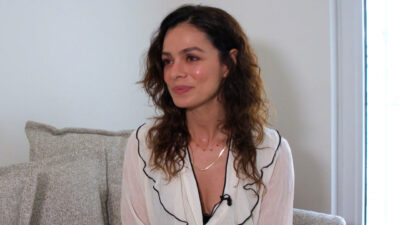 Özge Özpirinçci durante entrevista para o Domingo Espetacular