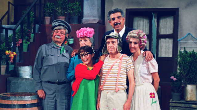 Os atores da série Chaves, do SBT, caracterizados como seus personagens posam juntos no cenário da vila