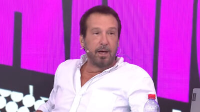 Emílio Surita, apresentador do Programa Pânico, com camisa branca durante apresentação da atração na Jovem Pan