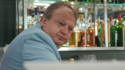 Erick Jacquin com expressão séria em Pesadelo na Cozinha