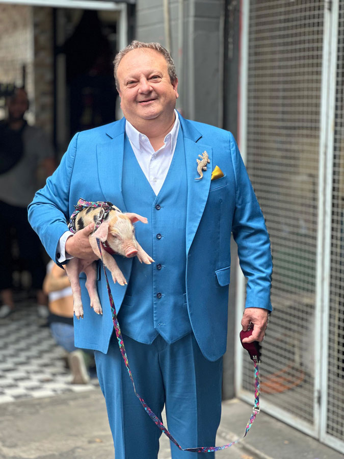 Erick Jacquin segurando um porco de coleira em Pesadelo na Cozinha