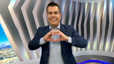 Giuliano Marcos no estúdio do Balanço Geral fazendo coração com as mãos
