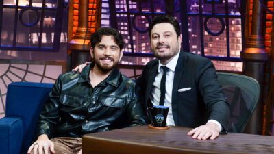 Gustavo Mioto e Danilo Gentili no The Noite sentados no estúdio do talk show