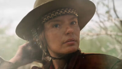 Isis Valverde caracterizada como Maria Bonita na série Maria e o Cangaço, usando chapéu de couro e roupa de cangaceira em cenário árido