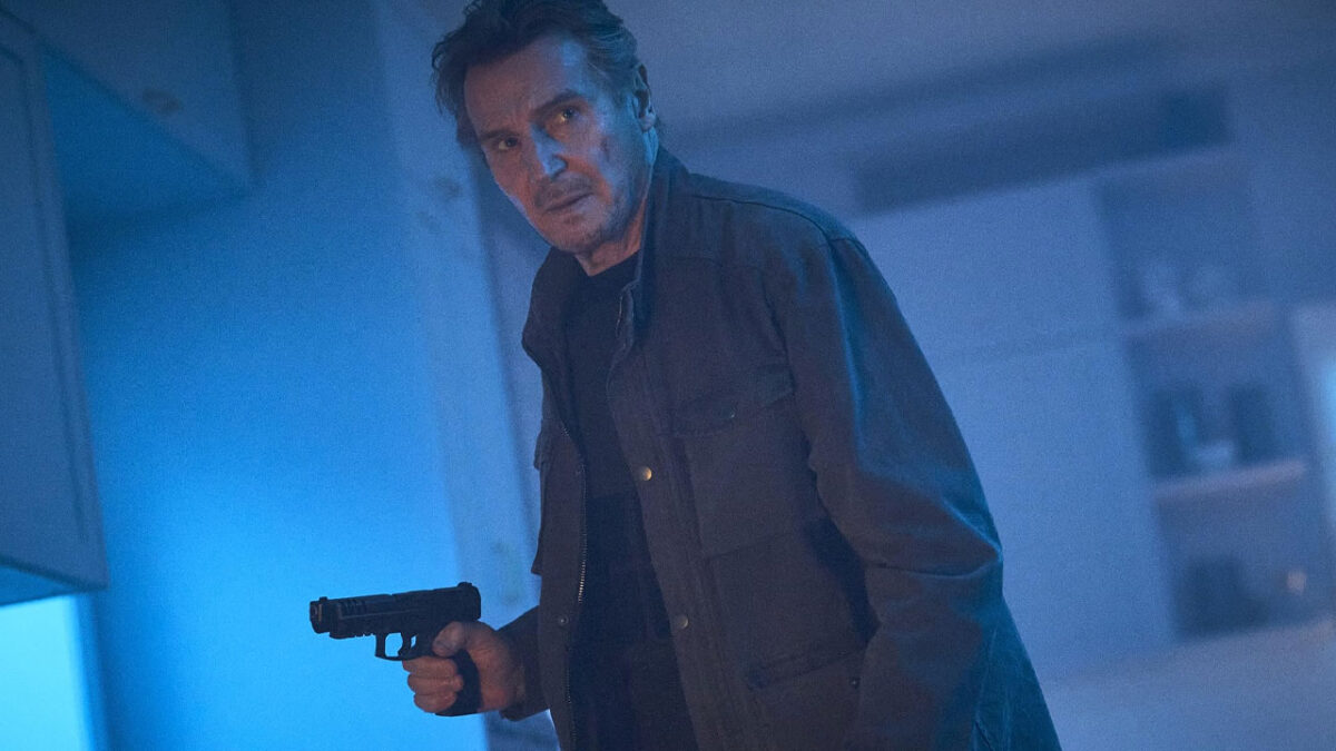 Liam Neeson em Agente das Sombras (2022), que estará na programação de filmes da semana da Record
