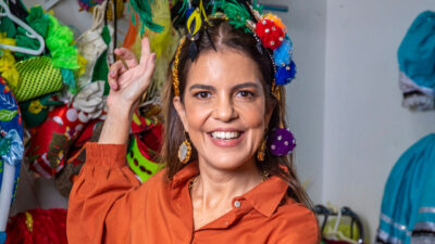 Mariana Gross, apresentadora da TV Globo, com acessórios de Carnaval