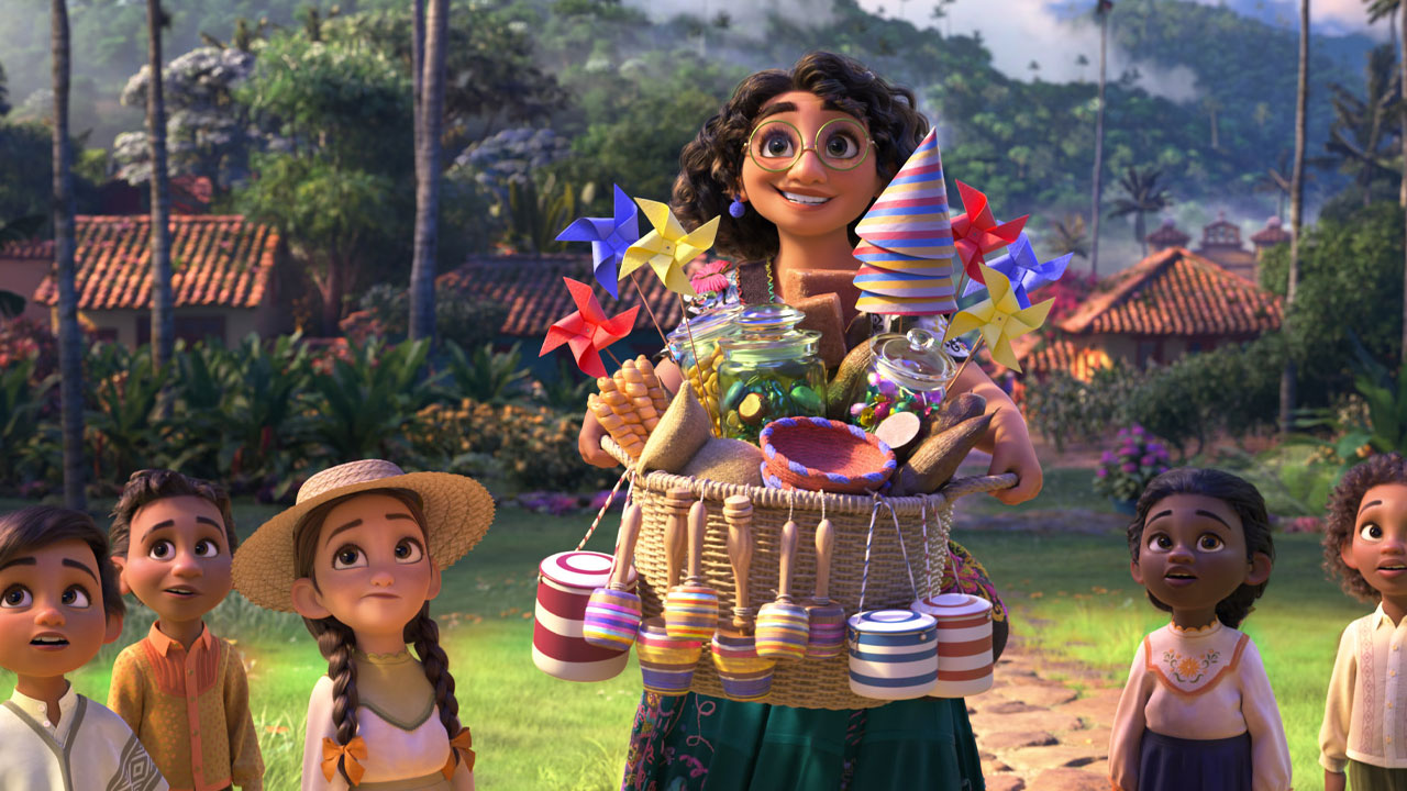 Mirabel Madrigal em cena de Encanto (2021), segurando uma cesta com doces e brinquedos enquanto crianças a observam