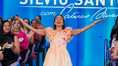Patricia Abravanel de olhos fechados e braços abertos na plateia do Programa Silvio Santos