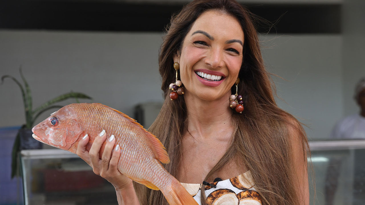 Patrícia Poeta segurando um peixe em Fortaleza