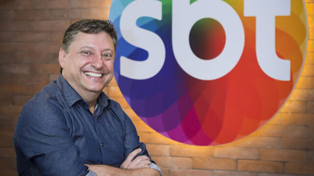 Paulo Siqueira em painel com o logo do SBT