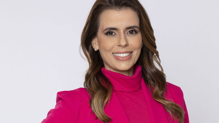 Renata Caetano em foto de divulgação do programa Zapping, da Record News