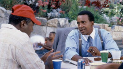 Tim Meadows e Frankie Faison em Churrasco da Pesada (2004), que será exibido na programação de filmes do SBT