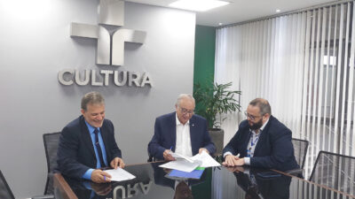 Wellington José da Cunha, José Roberto Maluf e Fábio Chateaubriand Borba assinam acordo da TV Cultura com a TV Top Cultura