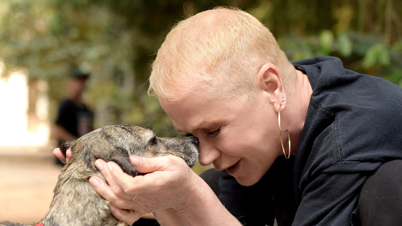 Xuxa Meneghel fazendo carinho em cachorro no quadro Deu Petch, do Fantástico