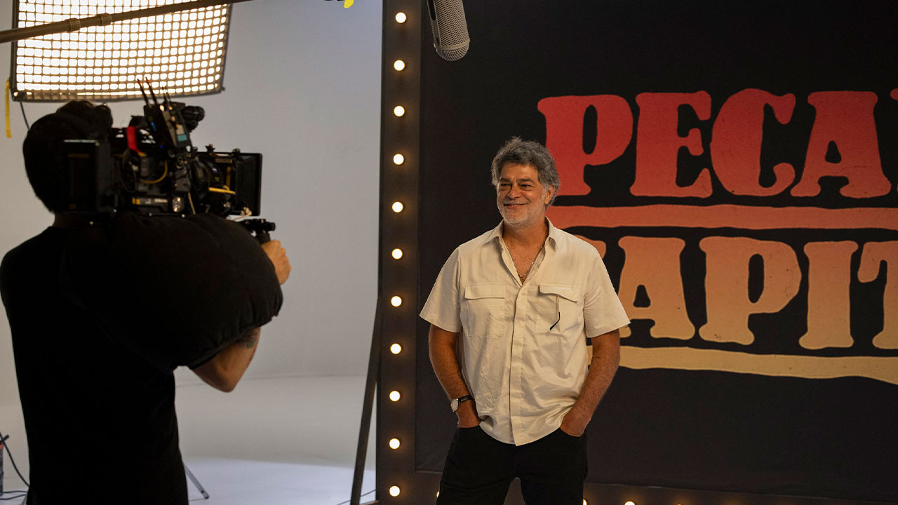Eduardo Moscovis caracterizado como Carlão durante gravação do especial de 60 anos da TV Globo