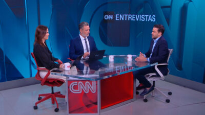 Clarissa Oliveira, Pedro Venceslau e Pablo Marçal no estúdio da CNN Entrevistas, sentados à mesa durante a entrevista