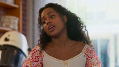 Duda Santos no papel de Beatriz com expressão envolvente enquanto conversa em um salão de beleza na novela Garota do Momento